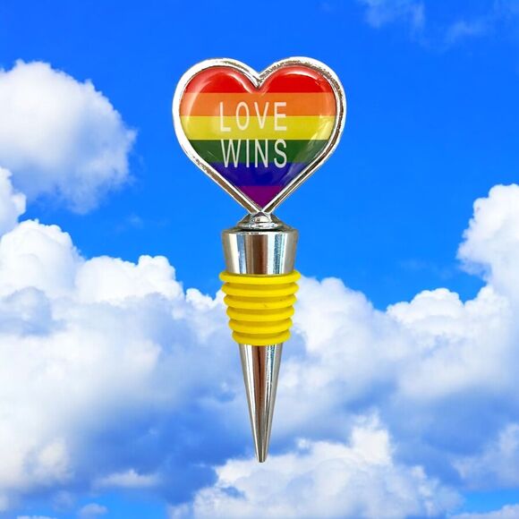 Rainbow Heart Wine Stopper with Yellow Rubber Ring – Contemporary Pride Design - Picture 2 of 4